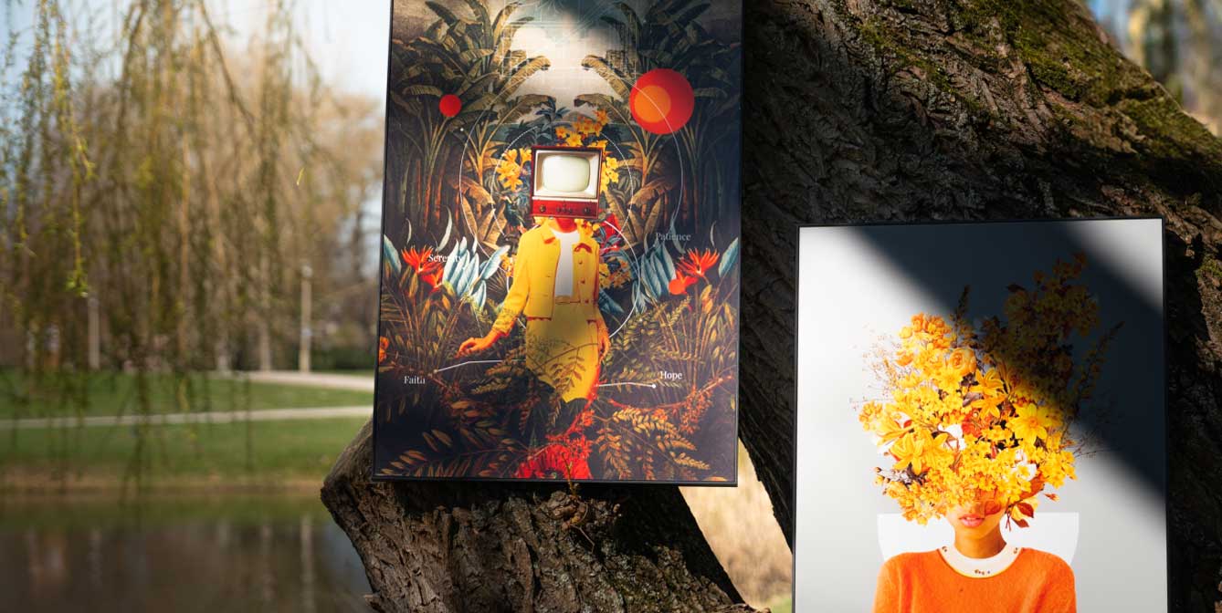 Två surrealistiska tavlor upphängda i ett träd i parken – till vänster: en figur med TV-huvud i tropisk miljö, till höger: ett porträtt med gula blommor istället för ansikte