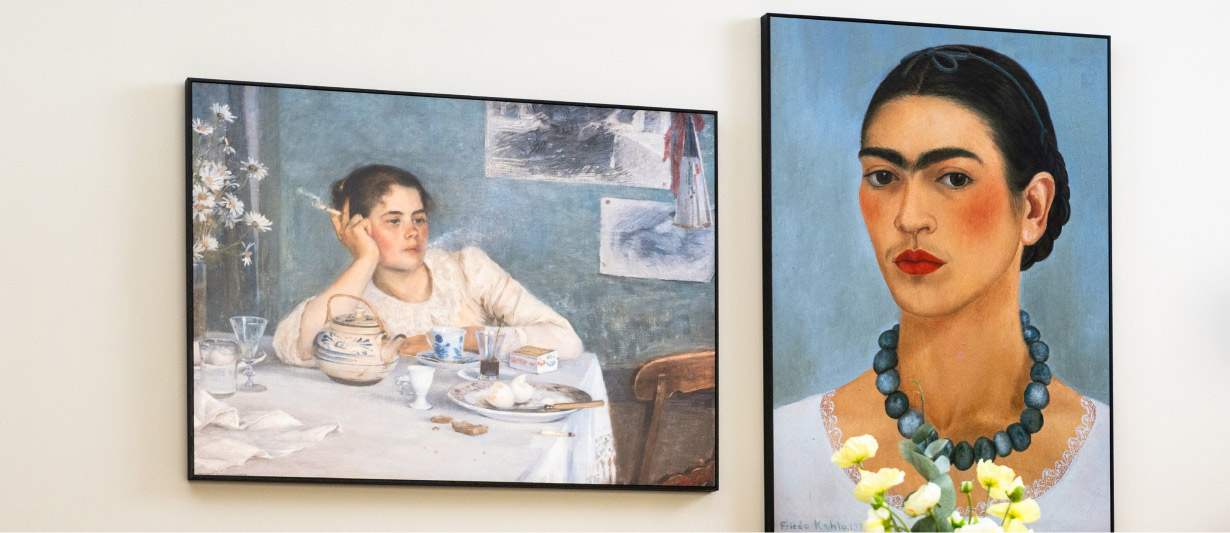 Matrum med två konstposters
